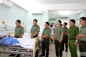 Lãnh đạo Công an tỉnh An Giang thăm hỏi đồng chí Thái Văn Tâm.