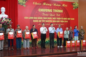 Phó Thủ tướng Lê Minh Khái tặng quà Tết cho hộ nghèo.