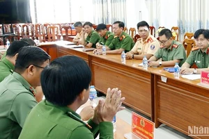 Đại diện lãnh đạo Công an tỉnh An Giang thăm hỏi Trung úy Nguyễn Quốc Thái (áo vàng) bị thương khi làm nhiệm vụ.