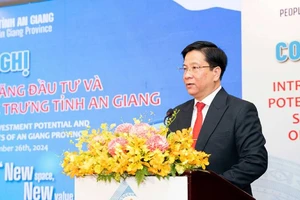 Chủ tịch Ủy ban nhân dân tỉnh An Giang Hồ Văn Mừng phát biểu tại hội nghị.