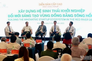 Các đại biểu tham gia thảo luận tại Diễn đàn cấp cao về Xây dựng hệ sinh thái khởi nghiệp đổi mới sáng tạo vùng đồng bằng sông Hồng, được tổ chức ở Nam Định.