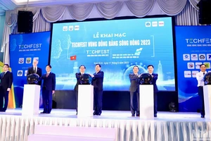 Các đại biểu thực hiện nghi thức khai mạc Techfest vùng đồng bằng sông Hồng năm 2023.