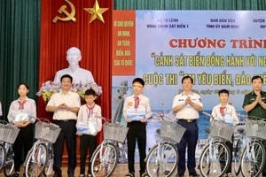 Lãnh đạo tỉnh Nam Định, Bộ Tư lệnh Vùng Cảnh sát biển 1 và Bộ Chỉ huy Bộ đội biên phòng tỉnh tặng xe đạp cho học sinh nghèo vượt khó của huyện Hải Hậu. 