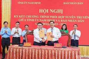 Đồng chí Lê Quốc Minh, Tổng Biên tập Báo Nhân Dân và đồng chí Phạm Gia Túc, Bí thư Tỉnh ủy Nam Định ký kết Chương trình phối hợp tuyên truyền giai đoạn 2023-2025.