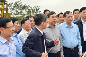 Lãnh đạo tỉnh Nam Định kiểm tra tiến độ thi công dự án cầu qua sông Đào trên địa bàn thành phố.