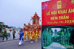 Lễ rước kiệu Ngọc Lộ, nghi lễ mở đầu cho Lễ hội khai ấn Đền Trần dịp xuân hằng năm.
