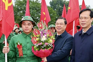 Bí thư Tỉnh ủy Nam Định Phạm Gia Túc tặng hoa động viên tân binh nhập ngũ tại thành phố Nam Định.