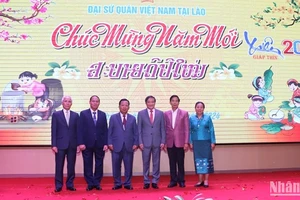 Đại sứ Nguyễn Bá Hùng với các đồng chí lãnh đạo Đảng, Nhà nước Lào tại buổi tiệc. Ảnh: Hải Tiến