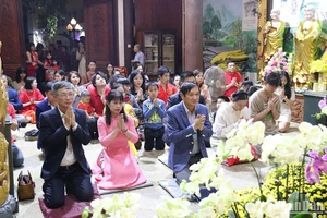 Người Việt tại Lào đi lễ giao thừa đón năm mới Giáp Thìn 2024. Ảnh: Hải Tiến