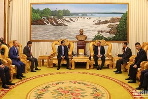 Phó Thủ tướng, Bộ trưởng Công an Lào tiếp Đoàn đại biểu Bộ Công an Việt Nam. (Ảnh: Trịnh Dũng)