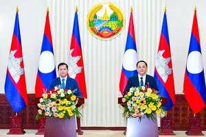 Thủ tướng Lào Sonexay Siphandone (bên phải) và Thủ tướng Campuchia Hun Manet. (Ảnh: Báo Pasaxon)