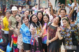 Người dân Lào tưng bừng tham gia lễ té nước mừng năm mới.