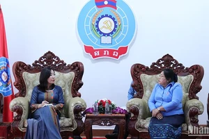 Phó Chủ tịch Công đoàn Viên chức Việt Nam Trần Thị Kim Anh (trái) và Phó Chủ tịch Trung ương Liên hiệp Công đoàn Lào Alynhavanh Akkhavong. (Ảnh: HẢI TIẾN)