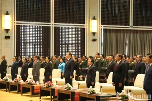 Các đồng chí lãnh đạo, nguyên lãnh đạo Đảng, Nhà nước Lào tham dự buổi lễ. (Ảnh: TRỊNH DŨNG)