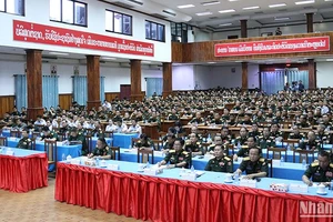 Khoảng 400 tướng lĩnh, sĩ quan, cán bộ chiến sĩ Quân đội nhân dân Lào tham dự buổi nói chuyện. (Ảnh: Hải Tiến)
