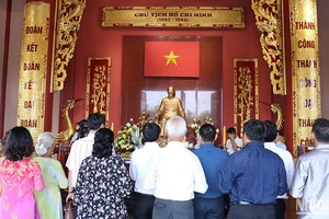Các đại biểu dâng hương tưởng niệm Chủ tịch Hồ Chí Minh. Ảnh: TRỊNH DŨNG