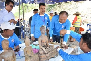 Một số pho tượng Phật cỡ nhỏ được tìm thấy ở tỉnh Bokeo, Bắc Lào. (Ảnh: Báo Pasaxon)