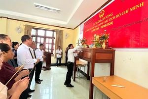 Các đại biểu thành kính dâng hương kỷ niệm Ngày sinh Chủ tịch Hồ Chí Minh. (Ảnh: Hải Tiến)
