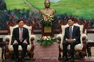 Phó Chủ tịch Quốc hội Việt Nam Nguyễn Khắc Định (trái) tiếp kiến Tổng Bí thư, Chủ tịch nước Lào Thongloun Sisoulith. (Ảnh: HẢI TIẾN)