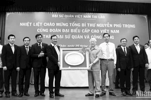 Tổng Bí thư Nguyễn Phú Trọng với đại diện cộng đồng người Việt Nam tại Lào. (Ảnh: Cộng tác viên)