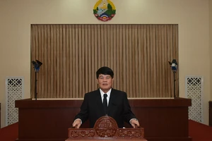 Bộ trưởng, Chủ nhiệm Văn phòng Phủ Thủ tướng Lào Buakhong Nammavong trình bày thông cáo. (Ảnh: Cộng tác viên)