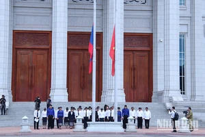 Quốc hội Lào treo cờ rủ tưởng nhớ Tổng Bí thư Đảng Cộng sản Việt Nam Nguyễn Phú Trọng. (Ảnh: Trịnh Dũng)