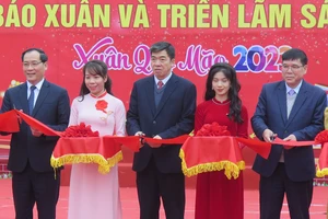 Các đại biểu cắt băng chính thức khai mạc Hội báo Xuân và Triển lãm sách, báo của tỉnh Lạng Sơn.