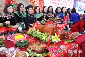 Các sản phẩm đặc trưng, lợn quay, vịt quay của các đơn vị, cá nhân tham gia Hội thi " Hương sắc ẩm thực xứ Lạng".