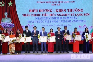 Đại diện lãnh đạo Ủy ban nhân dân tỉnh Lạng Sơn trao tặng các danh hiệu, bằng khen cho các thầy thuốc tiêu biểu.