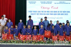 Các nhà tài trợ tặng quà cho trẻ khuyết tật, bẩm sinh tại chương trình phẫu thuật ở Bệnh viện đa khoa Lạng Sơn.