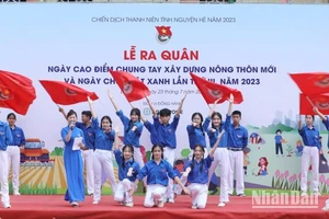 Đội thanh niên xung kích huyện Chi Lăng, (Lạng Sơn), tham gia văn nghệ chào mừng lễ ra quân.