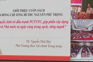 Báo cáo viên Ban Nội Chính Trung ương giới thiệu cuốn sách của đồng chí Tổng Bí thư Nguyễn Phú Trọng.