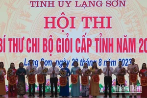 Lãnh đạo Tỉnh ủy Lạng Sơn tặng hoa và cờ lưu niệm cho các thí sinh tham dự Hội thi.