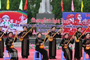 Các nghệ nhân ở thành phố Lạng Sơn biểu diễn trong chương trình giao lưu hát then, đàn tính.