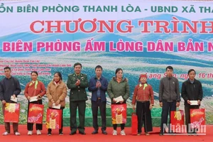 Lãnh đạo Bộ chỉ huy Bộ đội Biên phòng tỉnh Lạng Sơn tặng quà cho các hộ gia đình khó khăn ở khu vực biên giới.