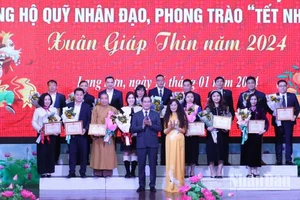 Đại diện lãnh đạo Ủy ban nhân dân tỉnh Lạng Sơn trao biển ghi nhận những tấm lòng vàng của các tổ chức, đơn vị, doanh nghiệp, nhà hảo tâm... có nhiều đóng góp cho Quỹ Nhân đạo của tỉnh.