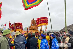 Đông đảo người dân tham gia rước bài vị các vị thần ở Lễ hội Ná Nhèm ở Trấn Yên, Bắc Sơn, (Lạng Sơn).