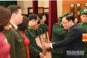 Chủ tịch Ủy ban nhân dân tỉnh Lạng Sơn tặng Bằng khen cho các tập thể và cá nhân có nhiều thành tích xuất sắc trong phong trào xây dựng đường kiểm tra cột mốc, bảo vệ biên giới.