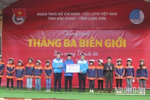 Các đơn vị tặng mũ bảo hiểm cho học sinh Trường Trung học cơ sở Xuất Lễ, Cao Lộc (Lạng Sơn).
