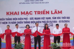 Đại diện lãnh đạo Ủy ban nhân dân tỉnh cùng các sở, ban ngành của tỉnh Lạng Sơn cắt băng khai mạc triển lãm.