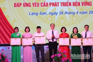 Các tập thể và cá nhân được nhận bằng khen của Chủ tịch Ủy ban nhân dân tỉnh Lạng Sơn vì có thành tích xuất sắc trong thực hiện Nghị quyết số 33-NQ/TW.