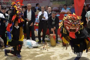 Múa sư tử được công nhận là Di sản văn hóa phi vật thể quốc gia được các nghệ nhân tham gia trình diễn tại lễ hội Háng Pò.