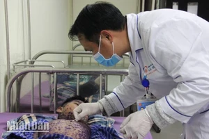 Bác sĩ Bệnh viện đa khoa tỉnh Lạng Sơn chăm sóc bệnh nhân nhi mắc bệnh thủy đậu.
