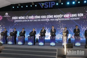 Các đại biểu thực hiện nghi lễ khởi công Dự án VSIP Lạng Sơn.