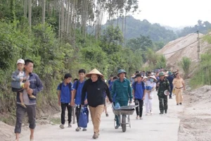 Các lực lượng chức năng và người dân xã Hùng Sơn, Tràng Định (Lạng Sơn) tham gia diễn tập, sơ tán khỏi vùng nguy có ngập lụt.