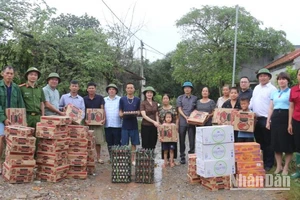 Đại diện lãnh đạo Ủy ban Mặt trận Tổ quốc Việt Nam tỉnh Lạng Sơn đến thăm, hỗ trợ nhu yếu phẩm cho người dân xã Minh Hòa, Hữu Lũng, Lạng Sơn.