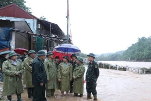 Đại diện lãnh đạo Bộ Quốc phòng kiểm tra khắc phục hậu quả mưa lũ tại huyện Văn Lãng, Lạng Sơn.