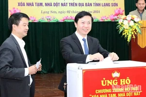 Lãnh đạo Ủy ban Mặt trận Tổ quốc tỉnh Lạng Sơn ủng hộ chương trình xóa nhà tạm, nhà dột nát.