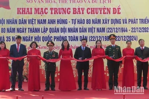 Các đại biểu thực hiện nghi lễ cắt băng khai mạc trưng bày chuyên đề.