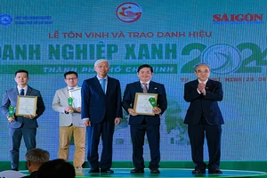 Ông Lâm Quốc Thanh, Tổng Giám đốc SATRA nhận danh hiệu “Doanh nghiệp xanh Thành phố Hồ Chí Minh” năm 2024